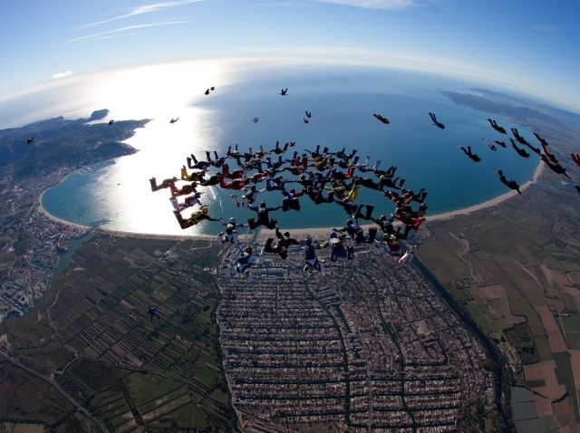  Parachutists forming figures 